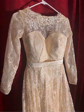 Long-Sleeve Lace Maxi Prom Dress in Cream with Sweetheart Bodice